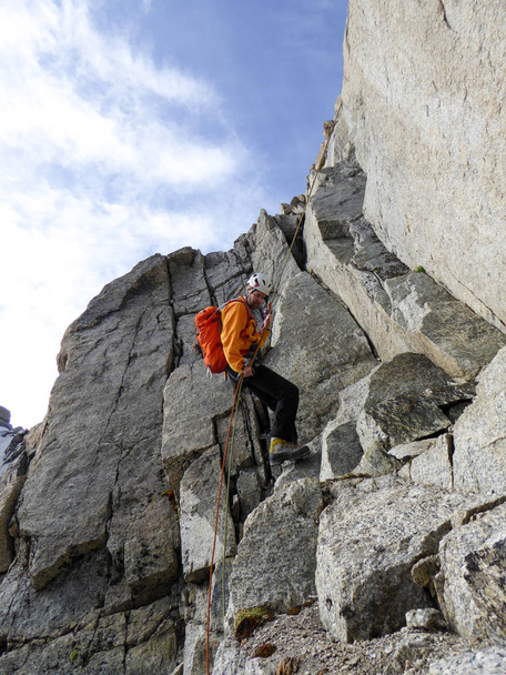 alpiniste mâle descendant d'une crête rocheuse escarpée dans les Alpes françaises près de Chamonix
 - Photo, image
