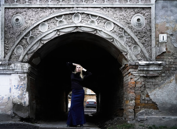  blond woman standing against vintage Italian arch in perspective. - Φωτογραφία, εικόνα