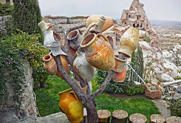 Δέντρο με παλαιά κεραμικά αγγεία στο Γκιόρεμε, Καππαδοκία, Τουρκία.  - Φωτογραφία, εικόνα