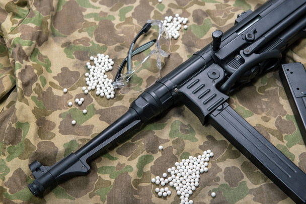 мягкий пистолет с защитными очками и много пуль
 - Фото, изображение