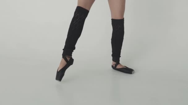 pés bailarina close-up. bailarina de balé em perneiras pretas e sapatos Pointe
 - Filmagem, Vídeo