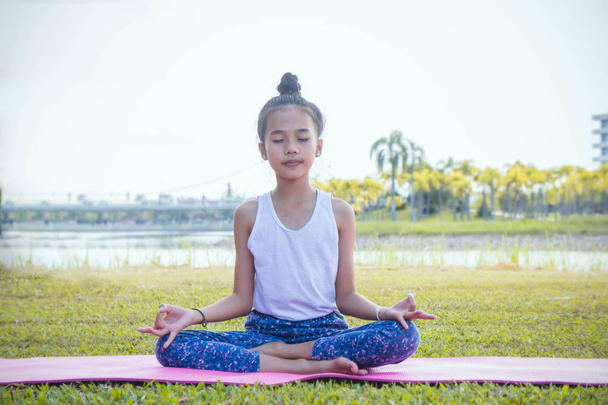 Yoga-Meditationspraxis, die Praxis des Mädchens Yaga am Tag im Naturpark - Foto, Bild