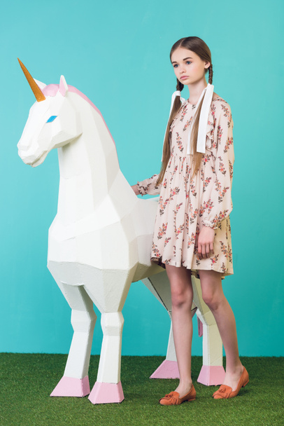 hermosa chica adolescente de moda con unicornio blanco grande en turquesa
 - Foto, Imagen