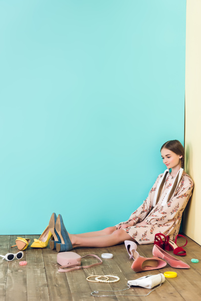 elegante adolescente donna seduta sul pavimento con disordine
 - Foto, immagini