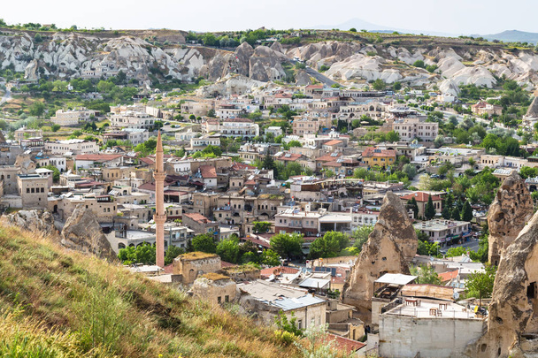 GOREME, TURKEY - toukokuu 5, 2018: edellä näkymä Goremen kaupunkiin keväällä. Goreme on kaupunki Cappadocia, Nevsehirin maakunnassa Keski-Anatolia Turkin
 - Valokuva, kuva