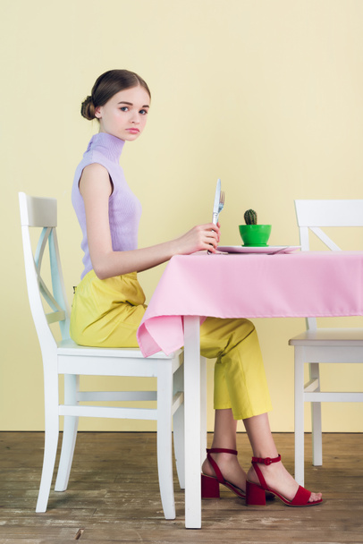 kaunis muodikas teini syö kaktus ruokasalissa, ruokavalio käsite
  - Valokuva, kuva
