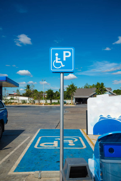 Miejsca parkingowe dla osób niepełnosprawnych w stacji paliw. - Zdjęcie, obraz