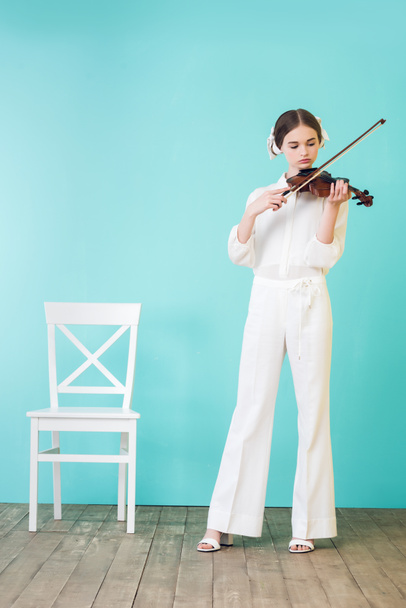 bella ragazza adolescente che suona il violino, sul blu
 - Foto, immagini
