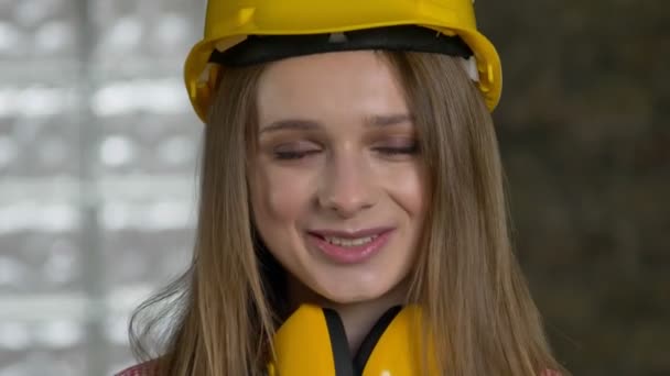 Young attractive girl builder is smiling, gigling, sinceruty, emotion concept. - Záběry, video