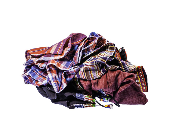 La pila de ropa al estilo de la tribu de la colina dejada sobre fondo blanco con camino de recorte
 - Foto, Imagen