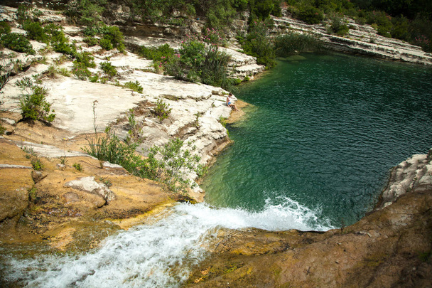 Водопад, бассейны, горный пейзаж, на дне каньона, Riserva Naturale Orientata Cavagrande del Cassibile
 - Фото, изображение