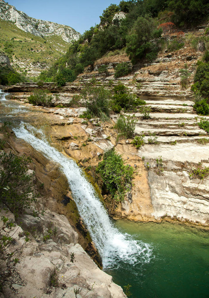 Waterval, zwembaden, berglandschap, op de bodem van de canyon, Riserva Naturale Orientata Cavagrande del Cassibile - Foto, afbeelding