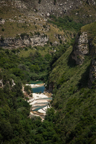 Waterval, zwembaden, berglandschap, op de bodem van de canyon, Riserva Naturale Orientata Cavagrande del Cassibile - Foto, afbeelding