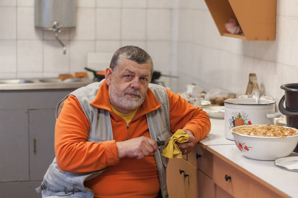 Retrato de homem idoso barbudo trabalhando na cozinha
 - Foto, Imagem