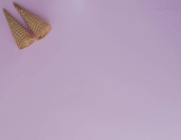 Kornouty na zmrzlinu na růžové pozadí s kopií prostor - Fotografie, Obrázek