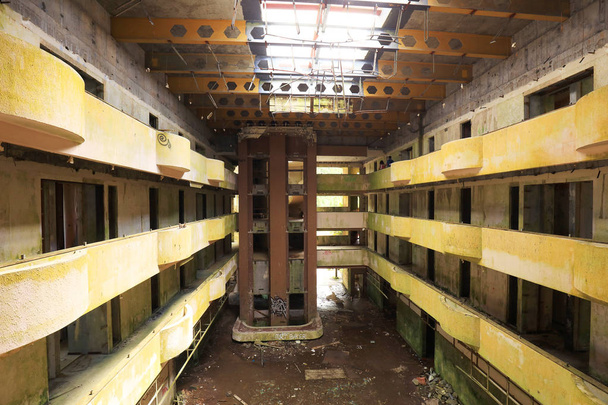 Внутрішній вигляд руїн покинутого готелю
 - Фото, зображення
