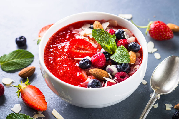 Smoothie bowl with fresh berries and nuts.  - Foto, Bild