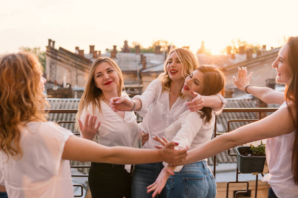 Güzel kadın arkadaşlar eğlenmeye bekarlığa veda partisinde - Fotoğraf, Görsel