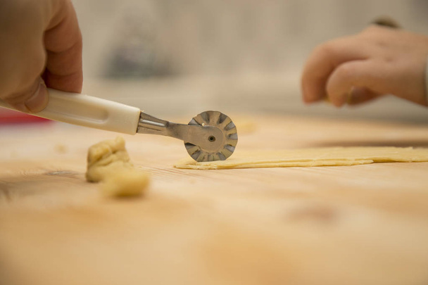  zbliżenie naczynie do cięcia świeże Włoskie makarony - Zdjęcie, obraz
