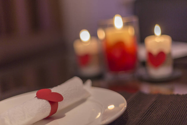 Día de San Valentín cena escena y el amor dos comidas y velas decorativas
 - Foto, Imagen