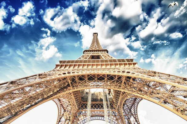 Hermosa vista de la Torre Eiffel en París con colores al atardecer
 - Foto, Imagen
