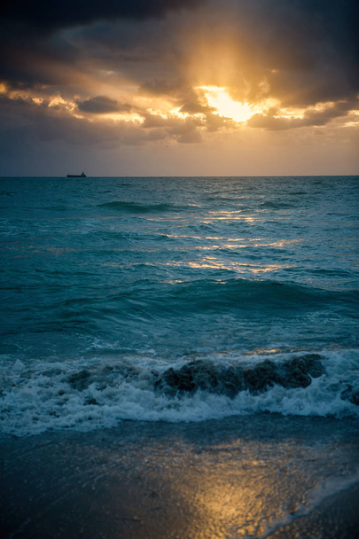 Sunrise wcześnie rano w Oceanie Atlantyckim, jak widać z Miami Beach - Zdjęcie, obraz