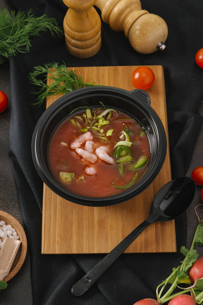 Katkarapu keitto tomaatit ja avokado musta kulho puinen aluksella
 - Valokuva, kuva
