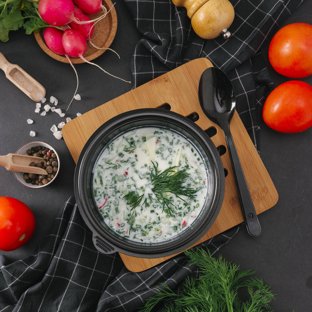 Ahşap tahta kaşık ile Okroshka çorbası - Fotoğraf, Görsel