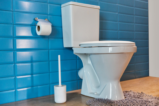 witte WC kom close-up in de moderne badkamer - Foto, afbeelding