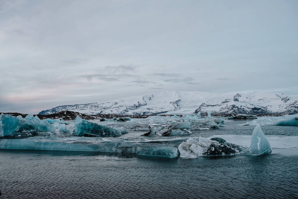 einige Eisberge in der joekulsrln Gletscherlagune in Island - Foto, Bild
