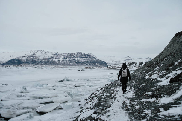 Henkilö Joekulsarlon jäätiköllä, Islanti
 - Valokuva, kuva