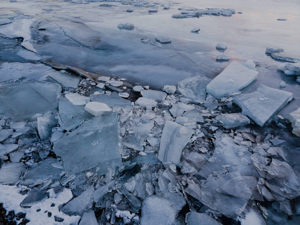 A estrutura de um lago congelado na Islândia com muitos blocos de gelo
 - Foto, Imagem
