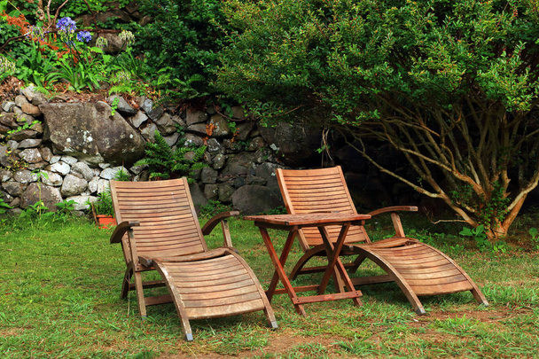 Houten ligstoelen in de tuin - Foto, afbeelding