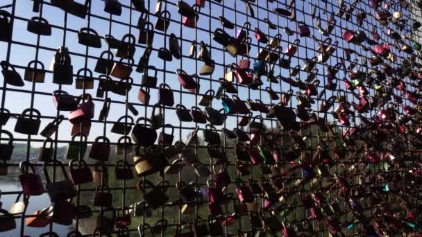 Cadenas sur la clôture du pont, Amour couple amitié Forever Concept, Arrière-plan
 - Séquence, vidéo