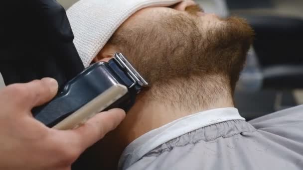 Professioneller Haarschnitt und rasierter Bart im Friseurladen - Filmmaterial, Video