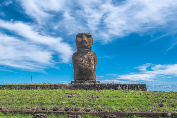 Moai-patsas seisoo yksin alttarilla
 - Valokuva, kuva