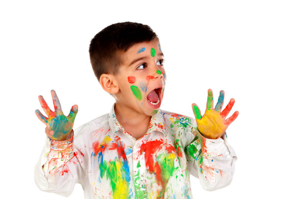 lustiger kleiner Junge mit Gesicht und Händen mit Farbe bedeckt, isoliert auf weißem Hintergrund - Foto, Bild