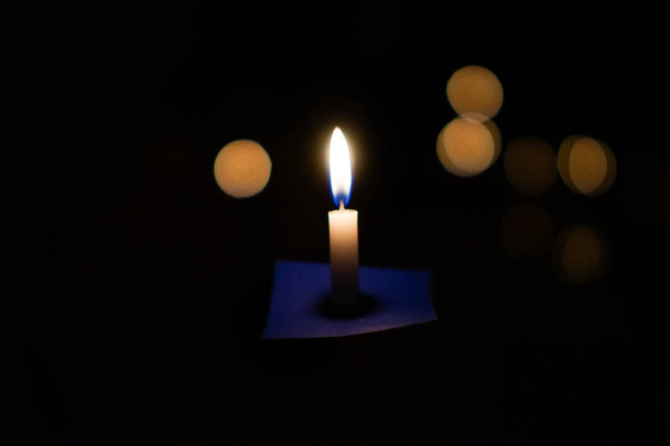 Llama de la vela en la noche con bokeh sobre fondo oscuro con ir luz Bendita es la luz de la santidad y los milagros
. - Foto, imagen