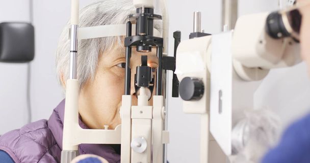Азіатський старенька перевірку око  - Фото, зображення
