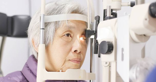 Velha mulher tendo seus olhos examinar
  - Foto, Imagem