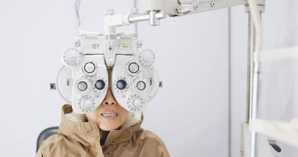 Aasialainen vanha nainen tarkistaa silmän
  - Valokuva, kuva
