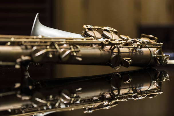 Saxophone vintage sur fond noir
 - Photo, image