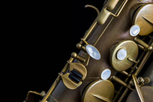 Saxofone vintage em um fundo preto
 - Foto, Imagem