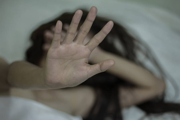 Naiset nostavat kätensä seksuaalista hyväksikäyttöä, ihmiskaupan torjuntaa ja naisiin kohdistuvan väkivallan lopettamista vastaan, kansainvälinen naistenpäivä
 - Valokuva, kuva