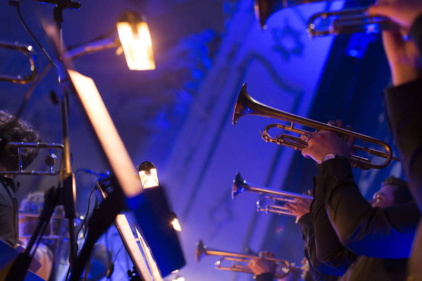 Trompet oyuncular bir konser sırasında - Fotoğraf, Görsel