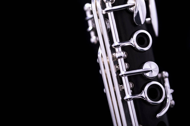 Новий срібний кларнет на чорному тлі
 - Фото, зображення