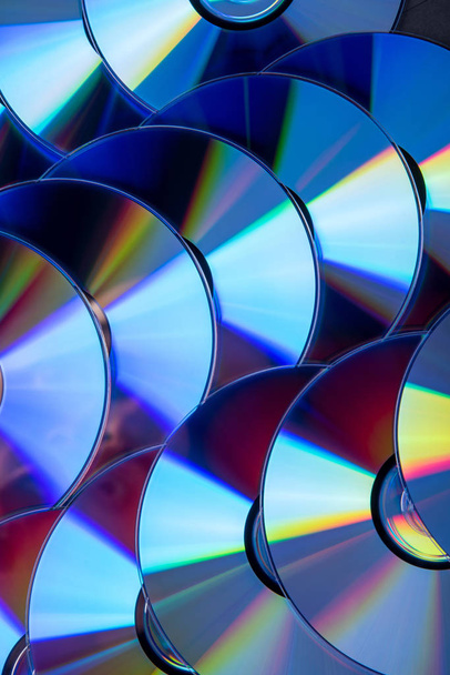 Monet musiikillinen puhdas kompakti levyt sateenkaaren spektrin värejä kirkas tausta
 - Valokuva, kuva
