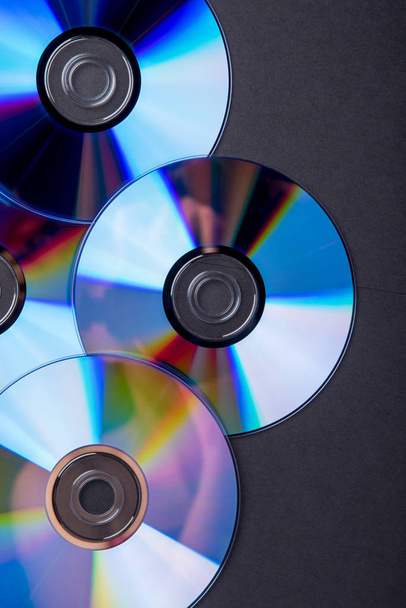 Многие музыкальные чистые компакт-диски с радужным спектром цветов в качестве яркого фона
 - Фото, изображение
