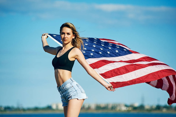 Jovem com a bandeira. Menina patriota segurando a bandeira da América
 - Foto, Imagem