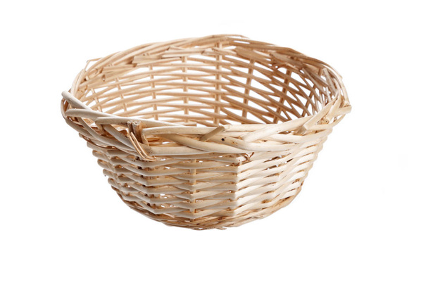 Una cesta de mimbre aislada sobre fondo blanco
 - Foto, imagen